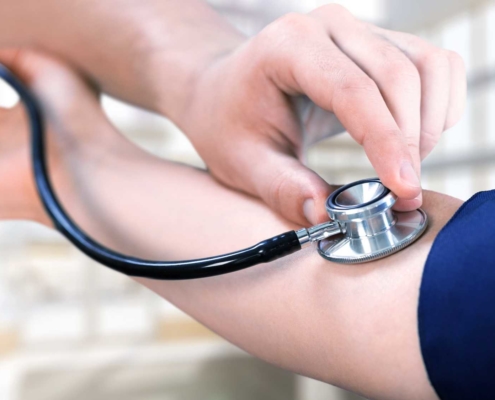 Untersuchung von Patient - Blutdruckkontrolle
